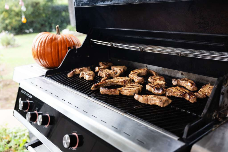 Χοιρινές μπριζόλες μαριναρισμένες σε εσπεριδοειδή να ψήνονται στη μαντεμένια σχάρα ψησταριάς Outdoorchef Dualchef.